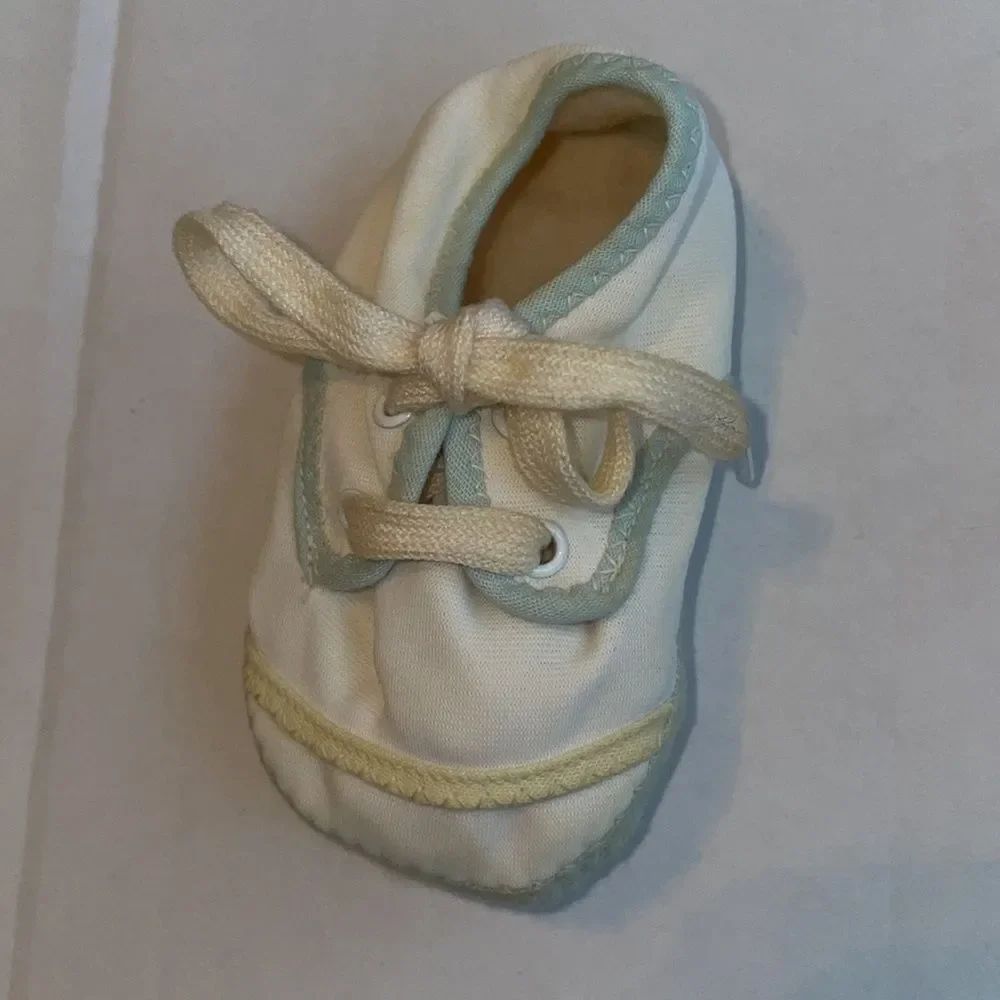 ‎Vtg cream colored nylon baby shoes